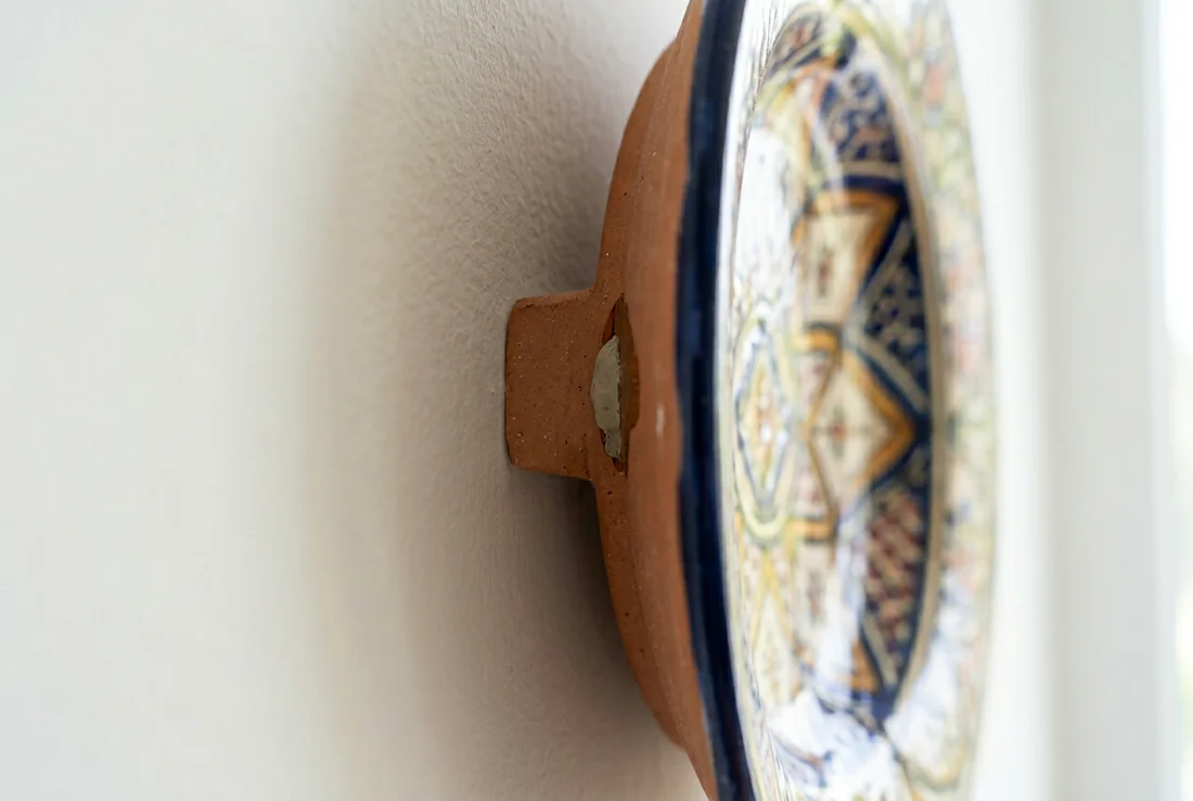 Comparatif des différents types de fixations pour assiettes murales